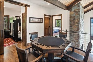 4 室のベッドルーム、アイロン / アイロン台、WiFi (無料)、ベッドシーツ