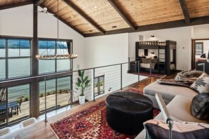 スマートテレビ、暖炉、書斎 / ワークスペース