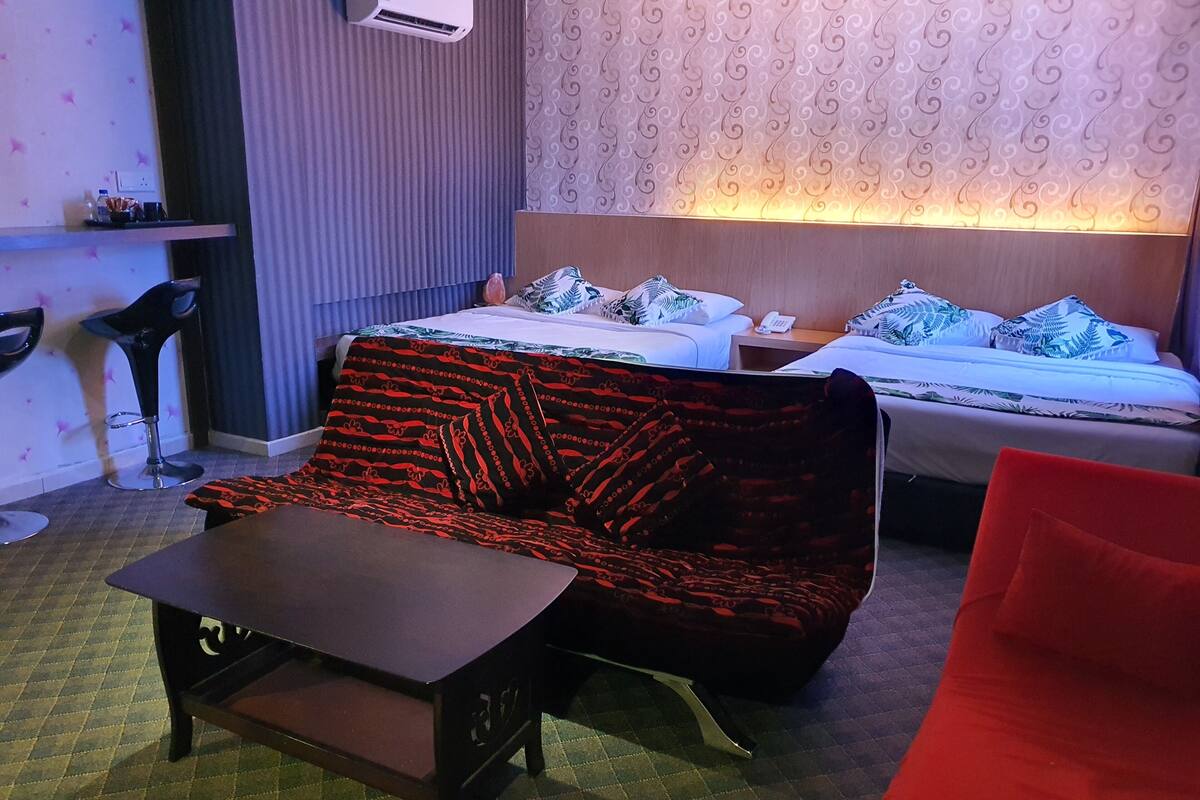 Habitación (Queen Suite) | Minibar, escritorio, sistema de insonorización y wifi gratis