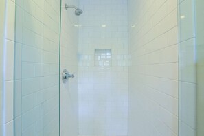 Dusche, Haartrockner, Seife, Shampoo