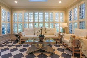 TV - 7 Minute Walk to Beach!  Perfect for Families!  Renovated Home w/ Top-of-the-Line Custom Finishes. (Kiawah Island)