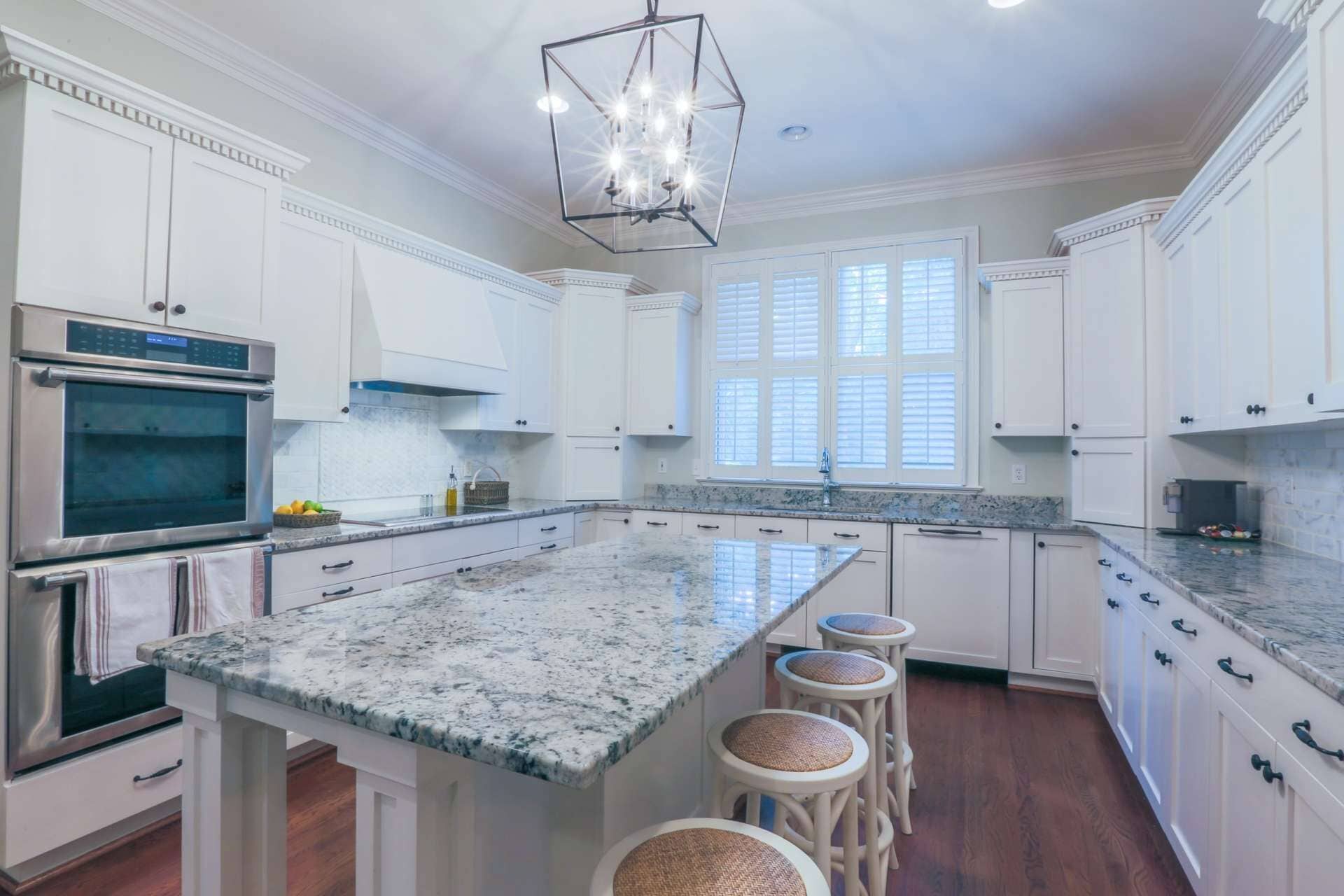 Réfrigérateur, micro-ondes, lave-vaisselle, cafetière/bouilloire