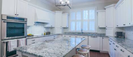 Réfrigérateur, micro-ondes, lave-vaisselle, cafetiÚre/bouilloire