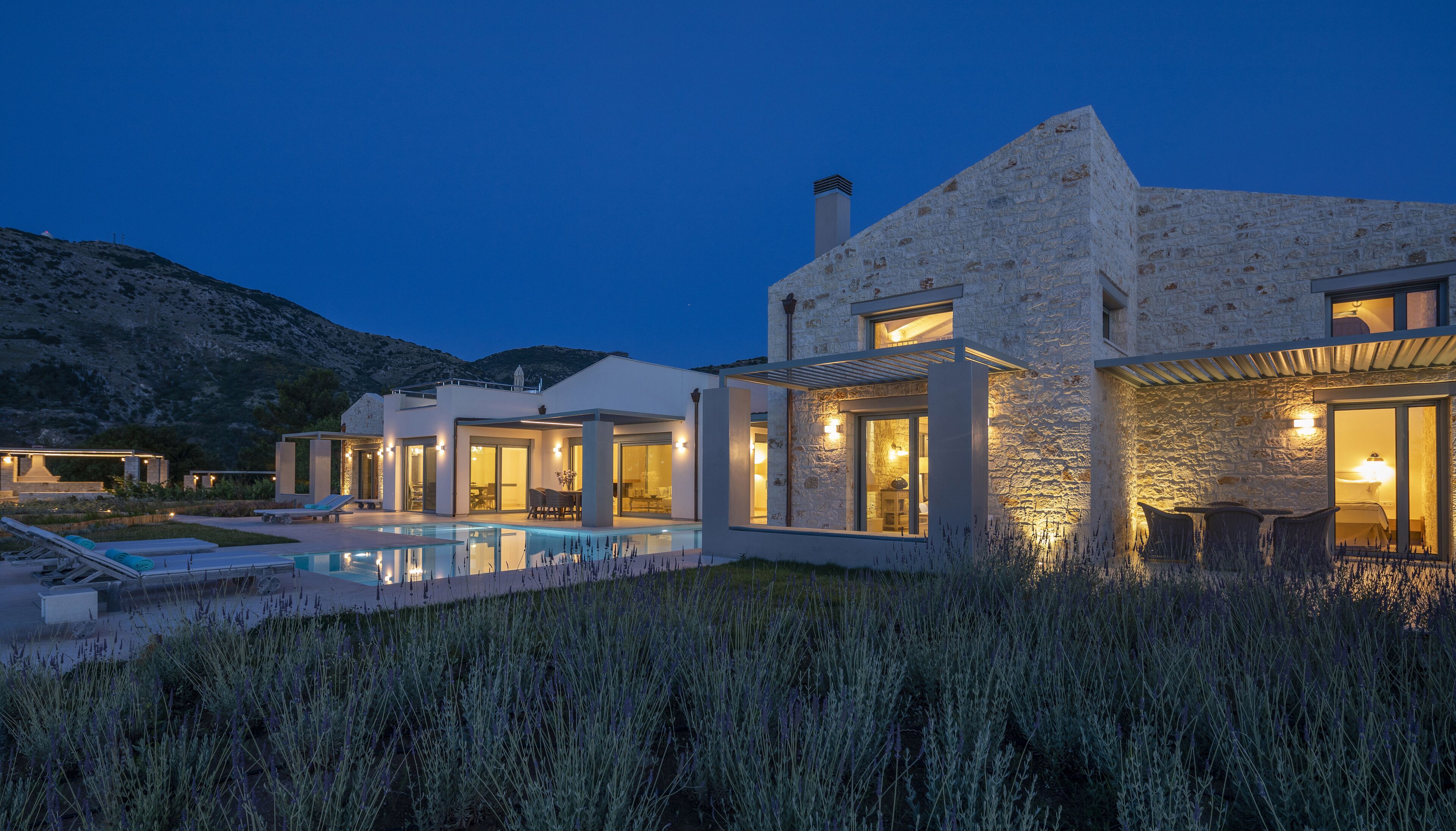 واجهة المنشأة - في المساء/الليل