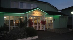 Hotel des Pandes features a traditional architectural style with a prominent entrance.
