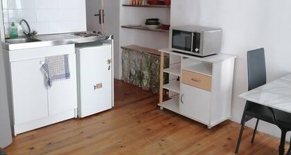 Studio proche de toute commodité piscine, commerces, restaurant.