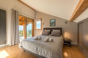4 bedrooms, iron/ironing board, free WiFi, bed sheets