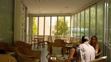 Breakfast, lunch, dinner served; Italian cuisine