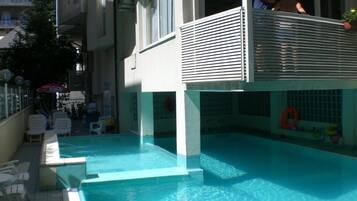 Außenpool (je nach Saison geöffnet), Sonnenschirme, Liegestühle