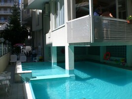 Piscina externa sazonal, guarda-sóis, espreguiçadeiras