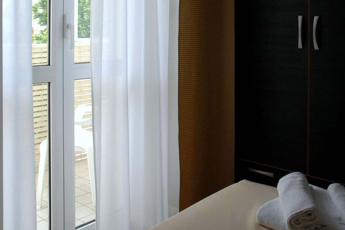 Klassieke eenpersoonskamer | Een minibar, een kluis op de kamer, een bureau, gratis wifi