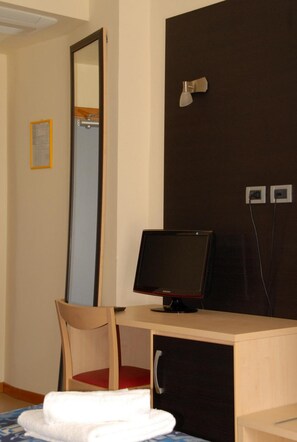 A hotel room with a desk, chair, and a large mirror. - Hotel Arno (Rimini)