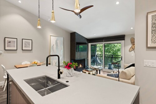 Aspen Escape! 1 Block to Aspen Mountain, Wood Fireplace. Balcony W/View, WD, Parking. Walk to Town