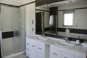 Ensemble douche/baignoire, bidet, serviettes fournies, savon