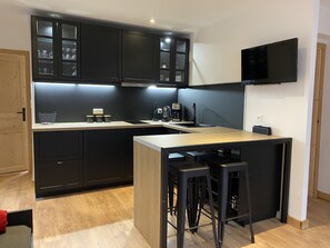 Fridge, microwave, stovetop, dishwasher