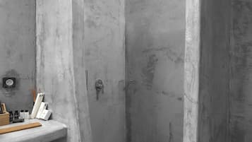 Villa, 2 habitaciones | Baño | Regadera, amenidades de baño gratuitas, secadora de cabello, pantuflas