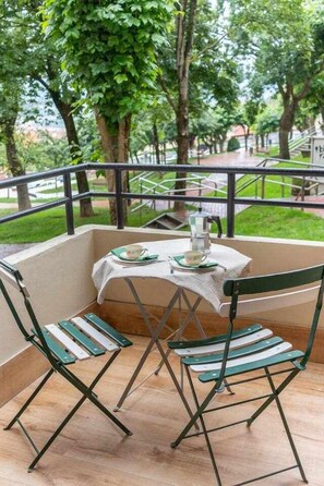 Outdoor dining - Apartment with terrace next to a metro station (Basauri)