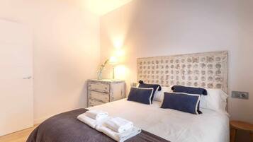 2 slaapkamers, een bureau, een strijkplank/strijkijzer, reisbedje