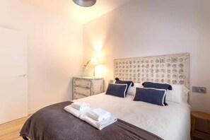 2 bedrooms, desk, iron/ironing board, travel crib - Apartment with terrace next to a metro station (Basauri)