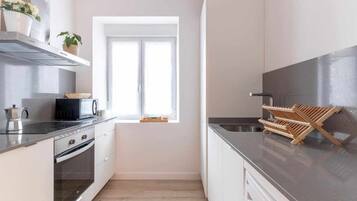 Frigorífico, microondas, horno y tostadora