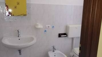 Doccia, bidet, asciugamani