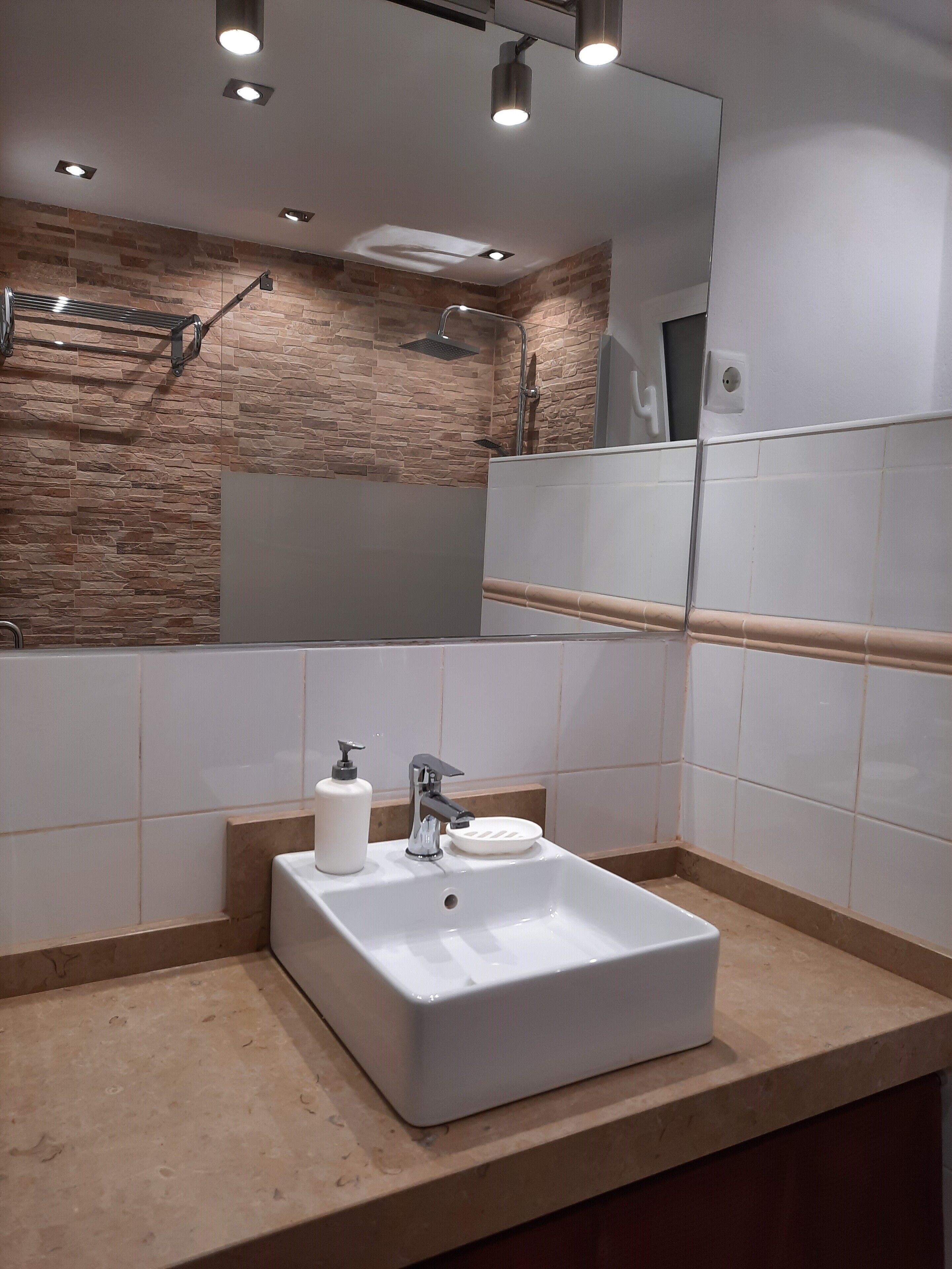 Ensemble douche/baignoire, sèche-cheveux, serviettes fournies