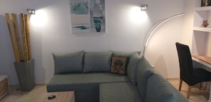Een televisie en een open haard