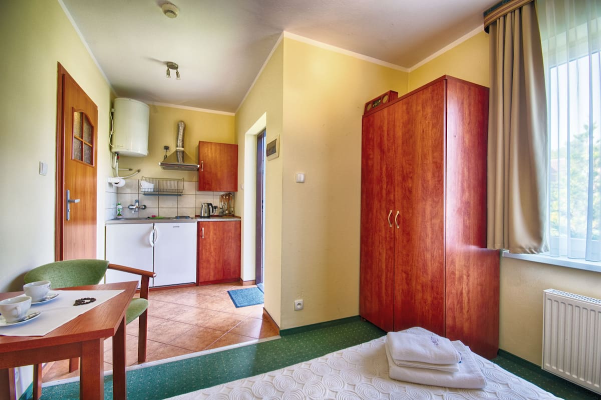 Basic Cabin | Ruang tamu | 15 inci televisyen dengan kabel