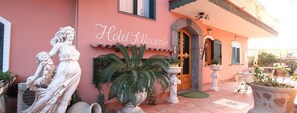 Property entrance - Hotel Sottovento (Sant'Egidio del Monte Albino)