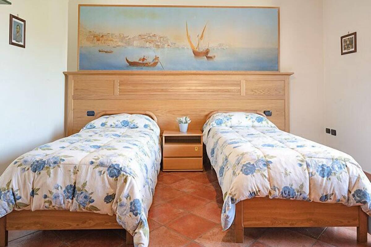 Een bureau, gratis babybedden, gratis wifi, beddengoed