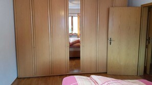 1 makuuhuone, silitysrauta/-lauta, internet, vuodevaatteet