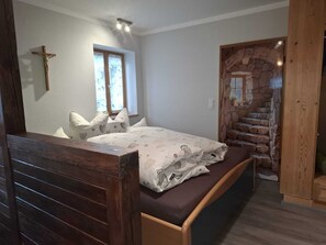 1 bedroom, iron/ironing board, internet, bed sheets