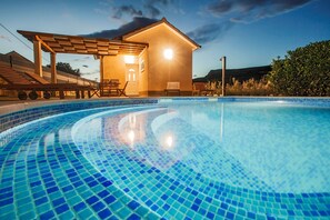 Außenpool (je nach Saison geöffnet), Sonnenschirme, Liegestühle