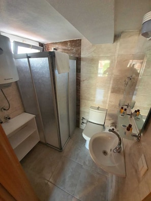 Een douche, een haardroger, zeep, shampoo