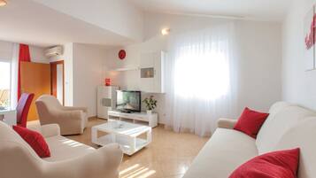 Villa, alberca privada | Área de sala de estar | Televisión de pantalla plana