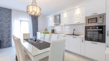 Villa, alberca privada | Cocina privada | Refrigerador con congelador, horno, parrilla de estufa y lavavajillas