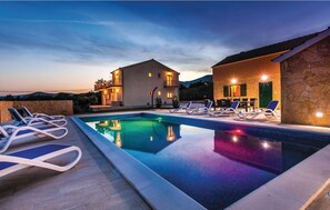 Piscina externa, guarda-sóis, espreguiçadeiras