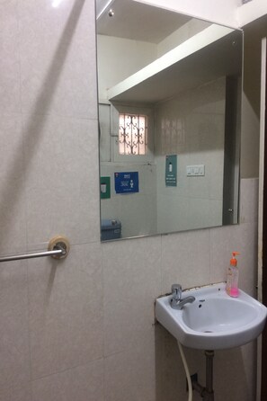 Shower, free toiletries, towels