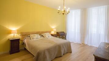 5 makuuhuonetta, silitysrauta/-lauta, vauvan matkasänky, Wi-Fi