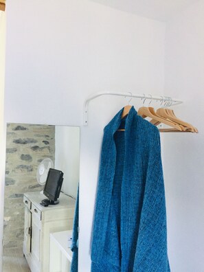 Apartment, 1 Schlafzimmer | Badezimmerausstattung | Dusche, Regendusche, Bidet, Handtücher