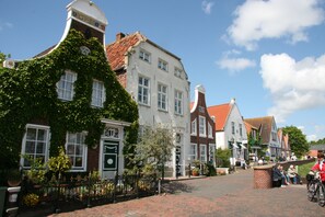 Exterior - Vacation apartment, ground floor, WLAN, covered terrace, wood-burning stove (Krummhörn)