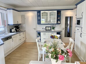 Fridge, microwave, oven, stovetop - Vacation apartment, ground floor, WLAN, covered terrace, wood-burning stove (Krummhörn)