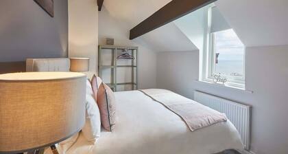 Host & Stay | Emerald Hideaway