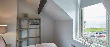 1 makuuhuone, ylelliset vuodevaatteet, silitysrauta/-lauta