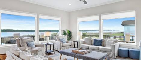 Älytelevisio, DVD-soitin, kirjoja, työhuone