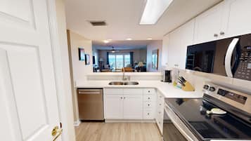 Condo, 2 phòng ngủ | Bếp riêng | Tủ lạnh, dụng cụ pha cà phê/trà, lò nướng bánh mì