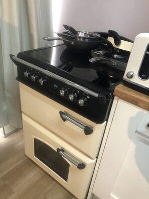 Apartment, 1 King Bed | Private kitchen | Fridge, microwave, oven, stovetop - Superb Apartment With Sky Glass TV and Netflix (Bourne)