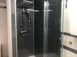 Apartamento, 1 cama King | Banheiro | Chuveiro, secador de cabelo, toalhas de banho 