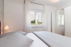 3 chambres, fer et planche à repasser, Wi-Fi, draps fournis