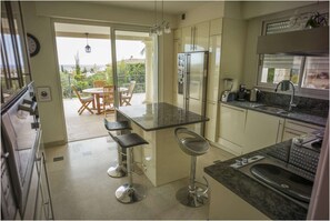 Fridge, microwave, oven, dishwasher - Architect designed Villa on the Hills * Sea view * Pool * Aircon * Walk to the beach (Vallauris)